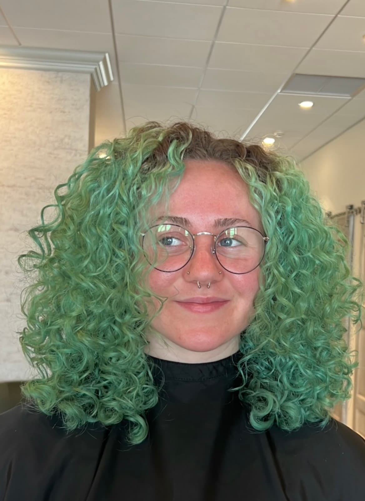 Lizzie Cherry (Lavish Lounge Salon) gallery image
